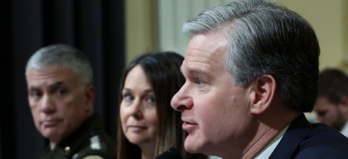 El director del FBI, Chris Wray, testifica ante un comité de la Cámara de Representantes sobre la postura de seguridad cibernética de China el 31 de enero de 2024. Lo acompañan el comandante del Comando Cibernético, general Paul Nakasone, y Jen Easterly, directora de la Agencia de Seguridad de Infraestructura y Ciberseguridad.