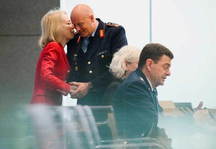 Embajadora de Estados Unidos en Alemania Amy Gutmann, inspectora de la Fuerza Aérea Alemana, teniente general Ingo Gerhartz