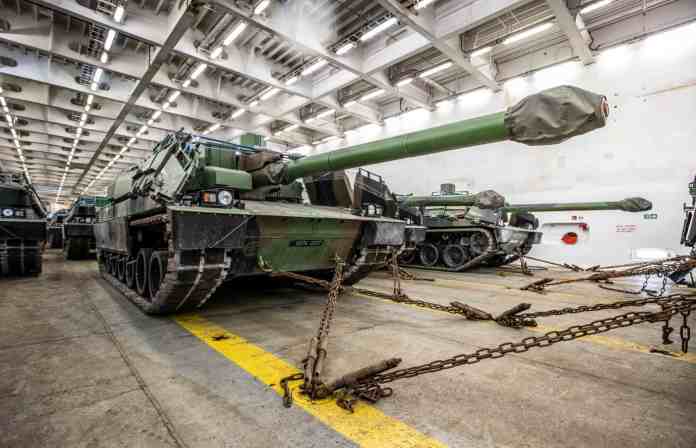 Французькі танки Leclerc на судні