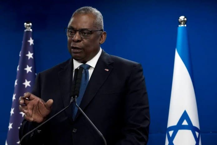 El secretario de Defensa de Estados Unidos, Lloyd Austin, hace una declaración conjunta con el ministro de Defensa de Israel, Yoav Gallant, después de su reunión sobre la operación militar de Israel en Gaza, en Tel Aviv, Israel, el lunes 18 de diciembre de 2023.