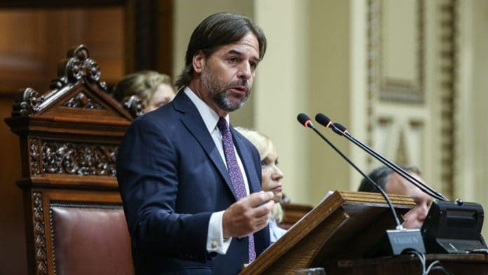 Lacalle Pou dice que Brasil y Argentina “encerraron” a Uruguay e impidieron un acuerdo con China El presidente de Uruguay, Luis Lacalle Pou, en su informe anual al parlamento uruguayo, el 2 de marzo de 2024.