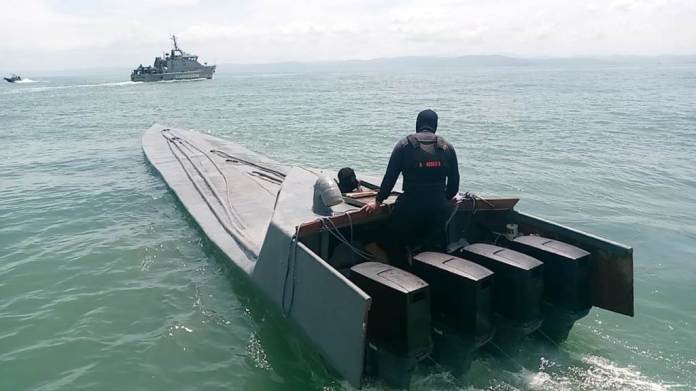 Armada Ecuador captura semisumergible narco con 3,2 toneladas cocaína -  Noticias Defensa Ecuador