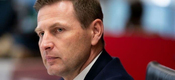 El ministro de Defensa de Estonia, Hanno Pevkur, habla con los periodistas en el Pentágono en Washington, DC, el 18 de octubre de 2022.