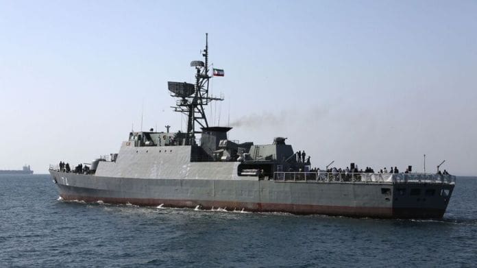 Un buque de guerra de la Armada iraní participa en el "Día Nacional del Golfo Pérsico" en el Estrecho de Ormuz, el 30 de abril de 2019.