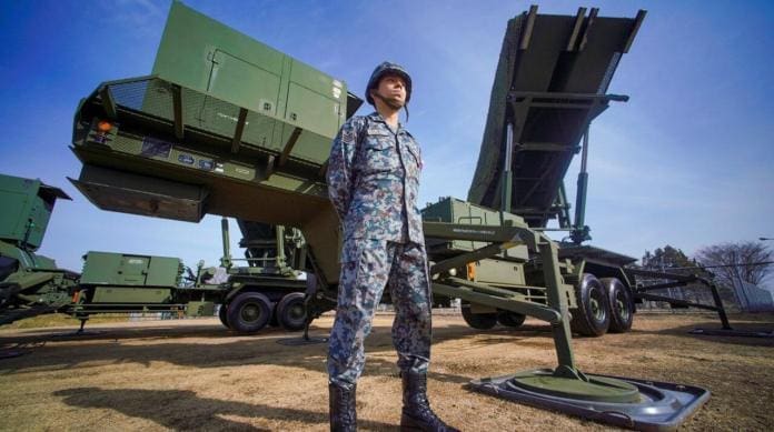 Hombre parado junto a una camioneta Descripción generada automáticamente con confianza baja