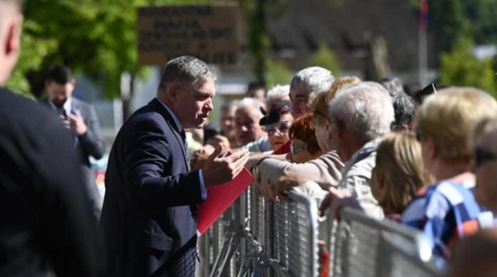 Imagen que contiene persona, exterior, edificio, hombre Descripción generada automáticamente