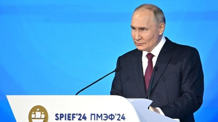 El desarrollo económico, los BRICS y Ucrania en el foco de la intervención de Putin en el SPIEF - 07.06.2024, Sputnik Mundo