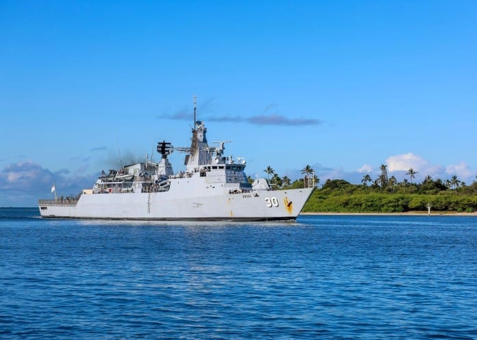 La fragata de misiles guiados KD Lekiu clase Lekiu de la Armada Real de Malasia llega a Hawaii. Tiene el número 30 en la proa.