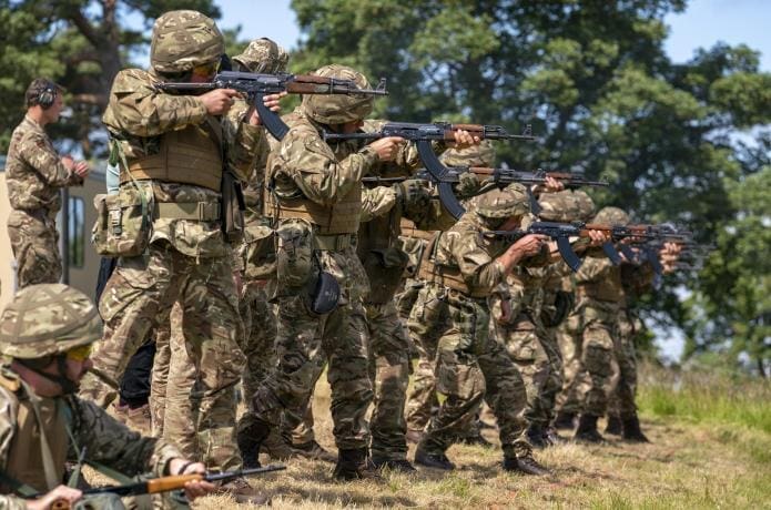 Soldados ucranianos reciben entrenamiento militar británico | AP News