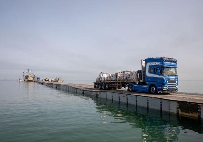 El oleaje desmonta parte del muelle flotante construido por EE.UU. para desembarcar ayuda humanitaria en Gaza