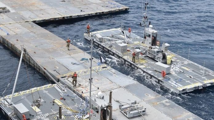 Imágenes muestran a militares estadounidenses construyendo un muelle flotante frente a Gaza. El Pentágono dice que costará US$ 320 millones