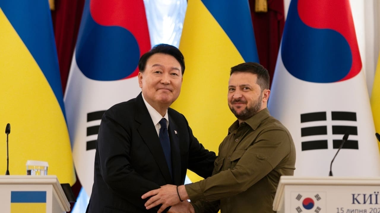 Zelenski confirma que Ucrania y Corea del Sur intercambiarán datos de inteligencia