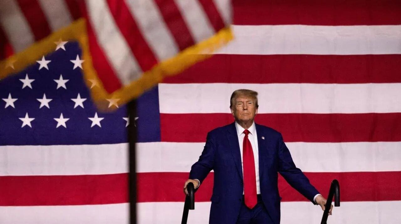 Una persona con un traje de color rojo El contenido generado por IA puede ser incorrecto.