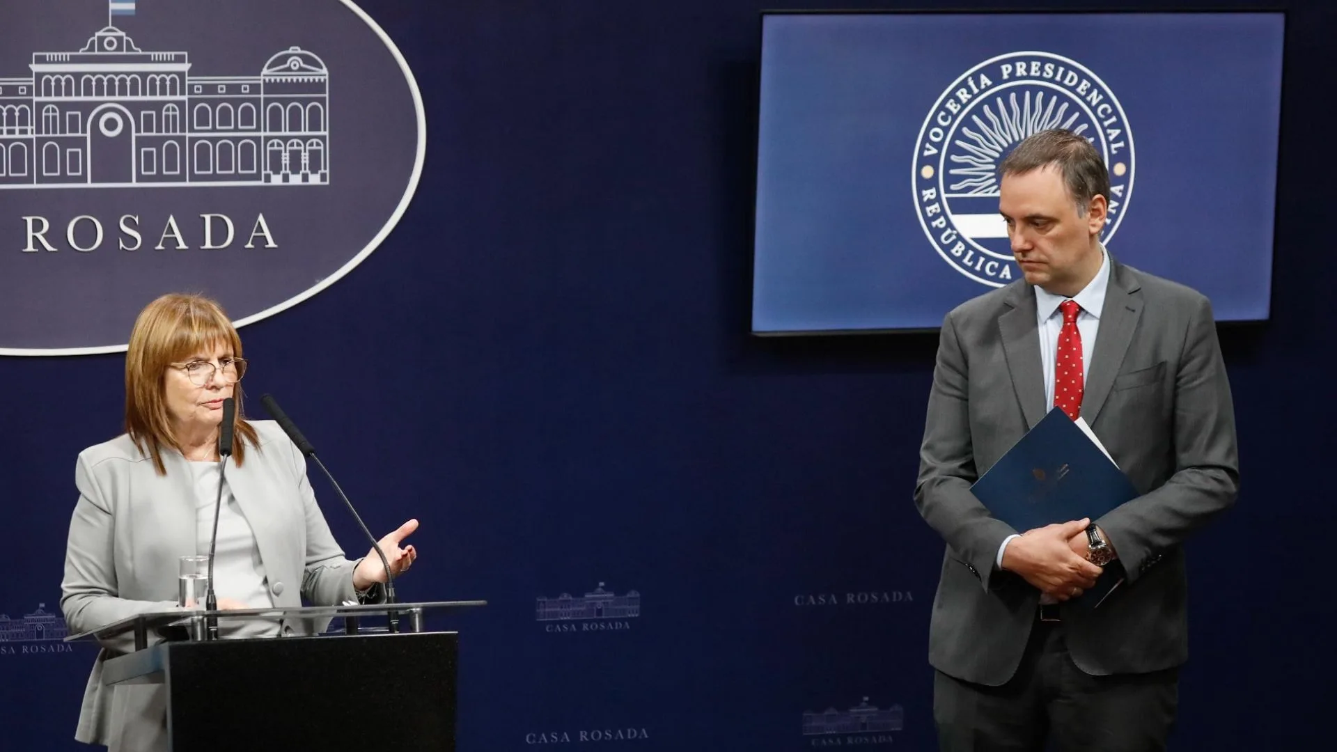 Patricia Bullrich y Manuel Adorni en conferencia de prensa
