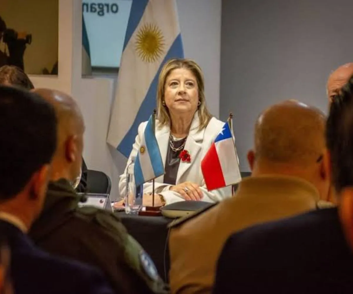 Monteoliva en el Seminario Binacional Argentina–Chile sobre Planes de Control de Homicidios y Organizaciones Criminales Transnacionales, junto a nuestro Director de Cooperación Internacional Alberto Fohrig; al Embajador de Chile en Argentina, José Antonio Viera-Gallo, y la Subsecretaria de Prevención del Delito de Chile, Carolina Leitao. Crréditos: Instagram