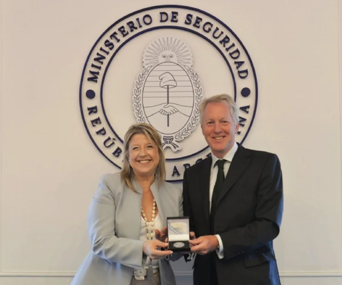 Alejandra Monteoliva y el Embajador de Reino Unido en la Argentina, David Cairns