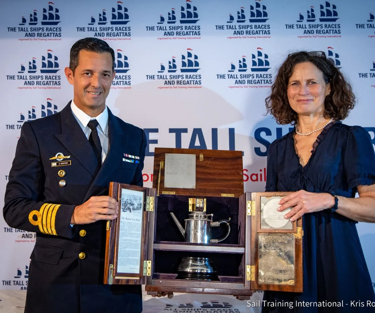 Entrega premio Boston Teapot a la Fragata Libertad (Argentina)