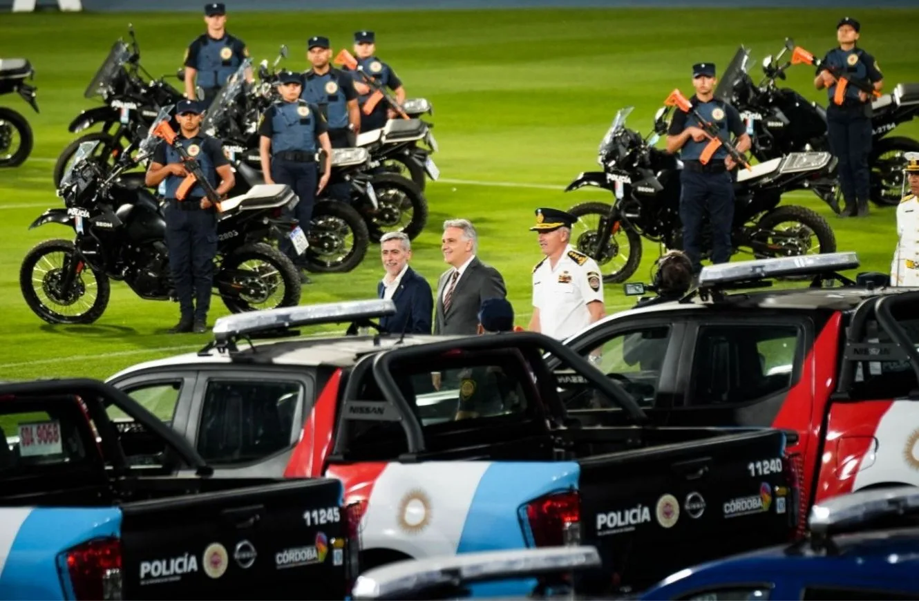 El gobernador Martín Llaryora, el ministro de Seguridad de la provincia, Juan Pablo Quinteros y el jefe de la Policía, Leonardo Gutiérrez. Crédito: Gobierno de Córdoba 