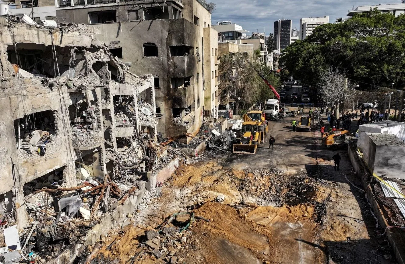 Una vista de dron del sitio de un ataque con misiles iraníes a un edificio residencial en Tel Aviv, Israel, 1 de marzo. REUTERS/Roei Kastro